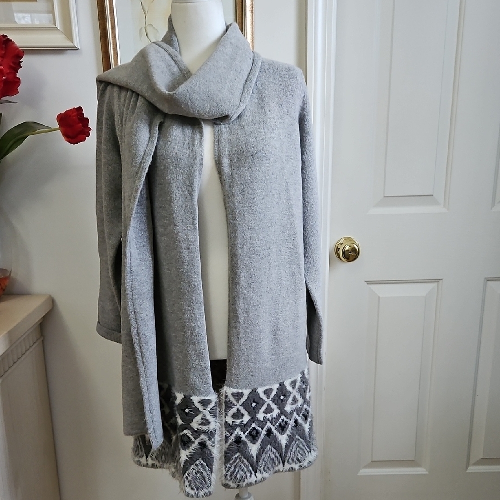 Chic Women's Gray Cardigan with Scarf